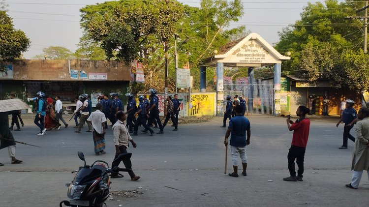 নান্দাইলে বিএনপির ইফতারকে কেন্দ্র করে দুই পক্ষের সংঘর্ষ। ছবি: আজকের পত্রিকা