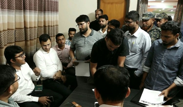 নিউ শমরিতা হাসপাতালে অভিযানে স্বাস্থ্য বিভাগ ও জেলা প্রশাসন। ছবি: আজকের পত্রিকা