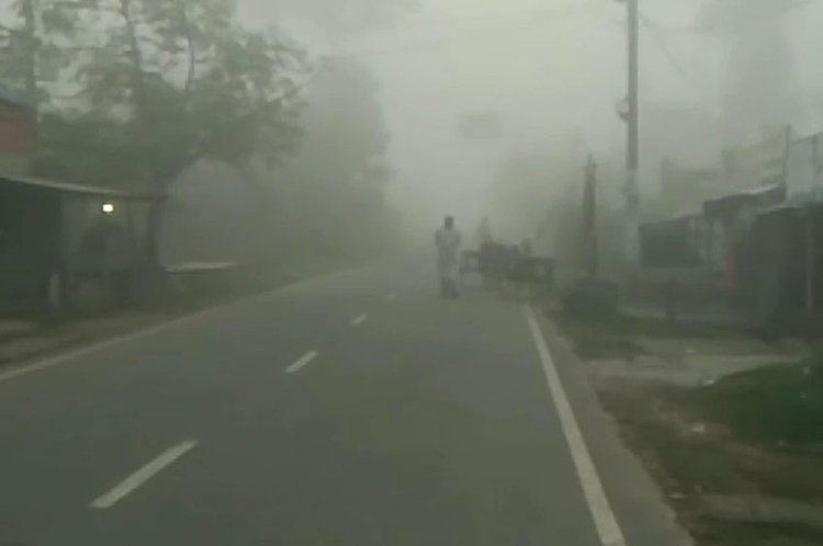 নওগাঁয় হঠাৎ ঘন কুয়াশার দেখা। ভোর থেকে সকাল সাড়ে ৮টা পর্যন্ত কুয়াশার চাদরে ঢাকা চারপাশ। ছবি: আজকের পত্রিকা
