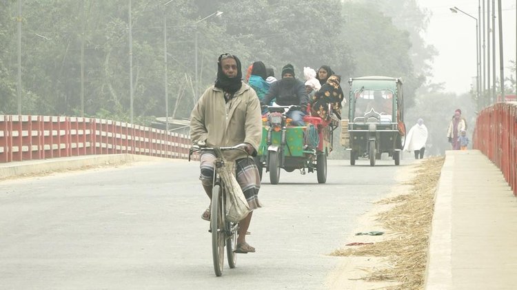 নওগাঁয় তাপমাত্রার পারদ ৮ ডিগ্রিতে, নাকাল জনজীবন। ছবি: আজকের পত্রিকা