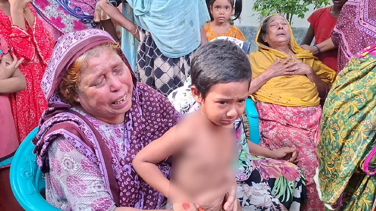 উপার্জনক্ষম সন্তানের এমন মৃত্যু মেনে নিতে পারছেন না বাবা-মা। ছবি: আজকের পত্রিকা