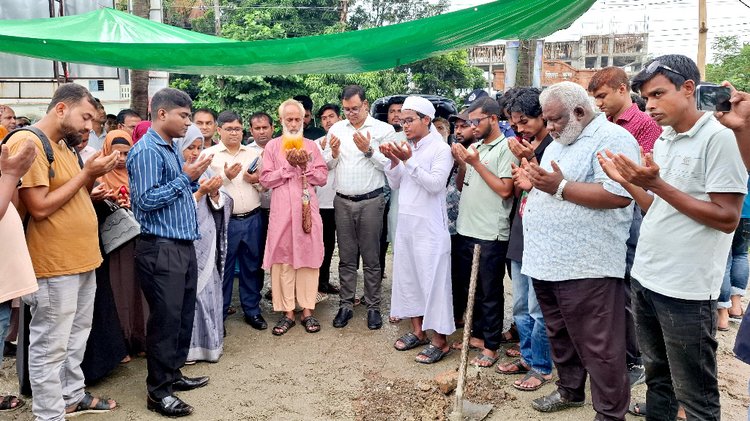 জুলাই অভ্যুত্থানে শহীদদের স্মরণে নওগাঁয় শুরু হয়েছে জুলাই স্মৃতিস্তম্ভ নির্মাণকাজের উদ্বোধন। ছবি: আজকের পত্রিকা