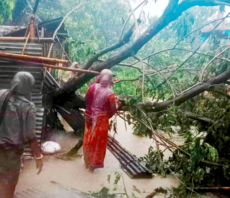 প্রায় আধা ঘণ্টার এই ঝড়-বৃষ্টির তাণ্ডবে লন্ডভন্ড হয়ে গেছে শতাধিক ঘরবাড়ি। ছবি: আজকের পত্রিকা