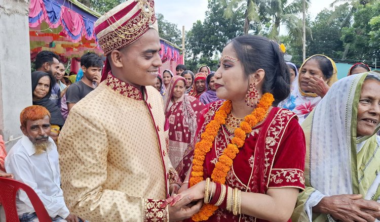 মালয়েশিয়ার তরুণী নাজিয়া বিনতে শাহরুল হিজামের সঙ্গে নওগাঁর বদলগাছী উপজেলার বিলাশবাড়ী গ্রামের জামিল হোসেনের বিয়ে। ছবি: আজকের পত্রিকা