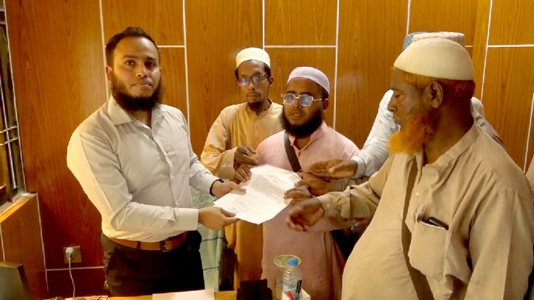 পাঁচ মাসের বেতন-বোনাস পরিশোধসহ চার দফা দাবিতে নওগাঁয় মানববন্ধন ও বিক্ষোভ। ছবি: আজকের পত্রিকা