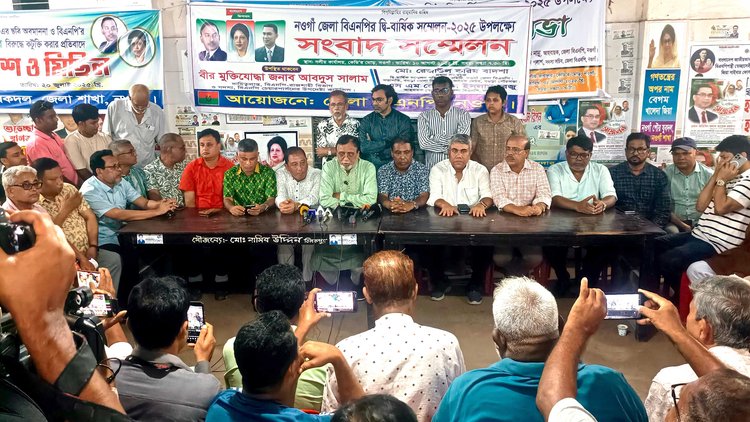 সংবাদ সম্মেলনে বক্তব্য দেন বিএনপির চেয়ারপারসনের উপদেষ্টা বীর মুক্তিযোদ্ধা আব্দুস সালাম। ছবি: আজকের পত্রিকা