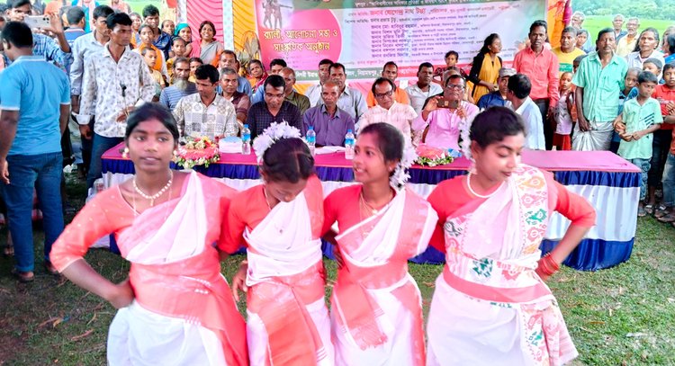 নিয়ামতপুর উপজেলার পাঁড়ইল ইউনিয়নের মাসনা ফুটবল মাঠে আজ বিকেলে নৃত্য পরিবেশন করে ক্ষুদ্র নৃ-গোষ্ঠীর খুদে শিল্পীরা। ছবি: আজকের পত্রিকা
