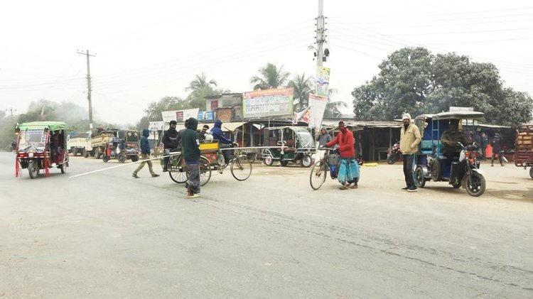 নওগাঁয় তাপমাত্রার পারদ ৮ ডিগ্রিতে, নাকাল জনজীবন। ছবি: আজকের পত্রিকা