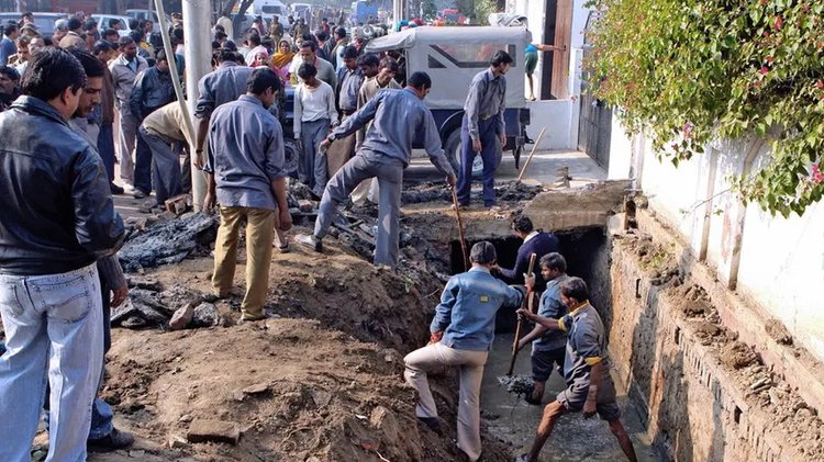 নয়ডার এই বাংলো বাড়ির সামনের নর্দমায় মিলেছিল ১৯ নারী-শিশুর কঙ্কাল-দেহাংশ। ছবি: এএফপি।