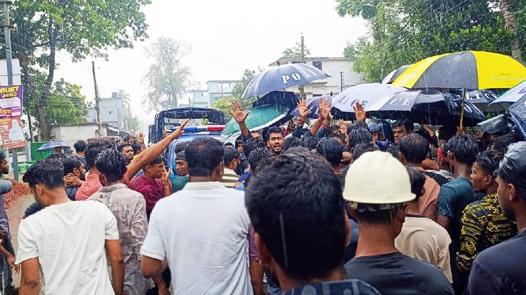 অভিযুক্ত রবিউলের বিচার দাবিতে সড়কে নেমে বিক্ষোভ করেন এলাকাবাসী। ছবি: আজকের পত্রিকা