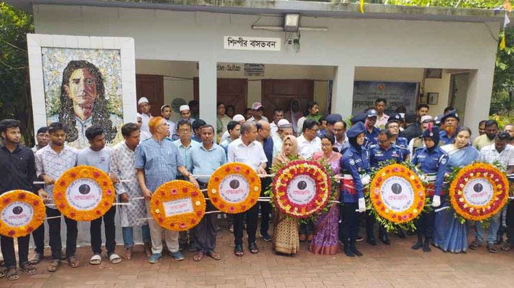 সুলতান কমপ্লেক্সে শিল্পীর সমাধিতে শ্রদ্ধাঞ্জলি অর্পণ করা হয়। ছবি: আজকের পত্রিকা
