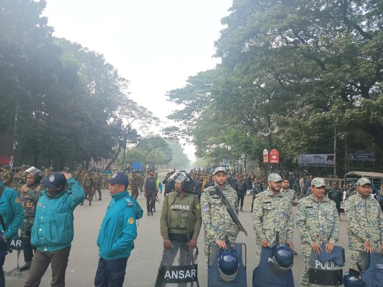 খালেদা জিয়ার জানাজা, দাফন ঘিরে জাতীয় সংসদ ভবন-জিয়া উদ্যান এলাকায় আইনশৃঙ্খলা বাহিনীর কয়েক হাজার সদস্য নিরাপত্তার দায়িত্ব পালন করছেন। ছবি : আজকের পত্রিকা