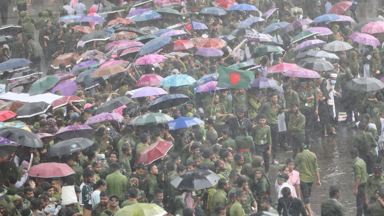 বৃষ্টির মধ্যেও বিক্ষোভ চালিয়ে যান শিক্ষার্থীরা। ছবি: আজকের পত্রিকা