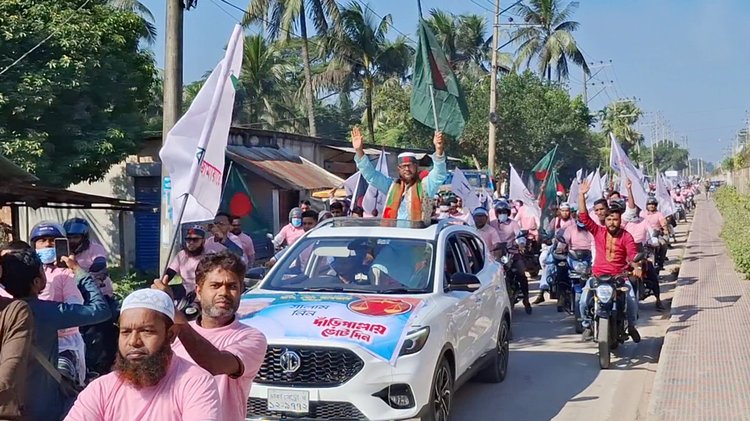 আজ সকালে পলাশ বাসস্ট্যান্ডে মোটরসাইকেল শোভাযাত্রার আগে বক্তব্য দেন নরসিংদী-২ (পলাশ) আসনে জামায়াতে ইসলামীর মনোনীত প্রার্থী আমজাদ হোসাইন। ছবি: আজকের পত্রিকা