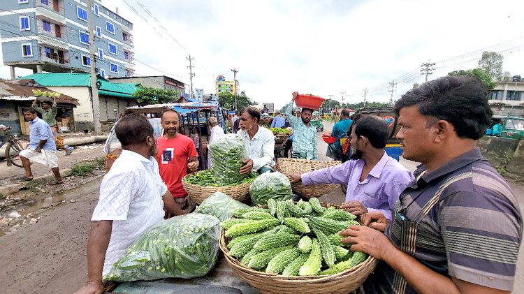 নরসিংদীর বারৈচা বাসস্ট্যান্ডের সাপ্তাহিক সবজির হাটে ক্রেতা-বিক্রেতারা দরদাম করছেন। ছবি: আজকের পত্রিকা