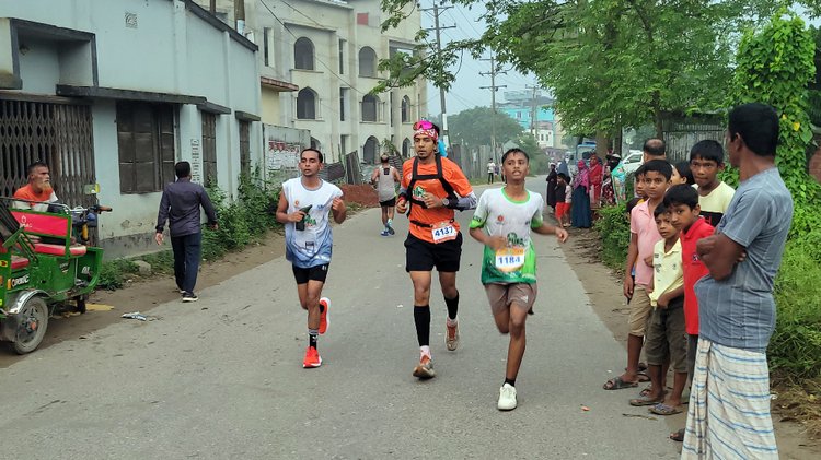আজ ভোরে রায়পুরা উপজেলা চত্বর থেকে শুরু হওয়া এ প্রতিযোগিতায় দেশি-বিদেশি প্রায় এক হাজার দৌড়বিদ অংশ নেন। ছবি: আজকের পত্রিকা