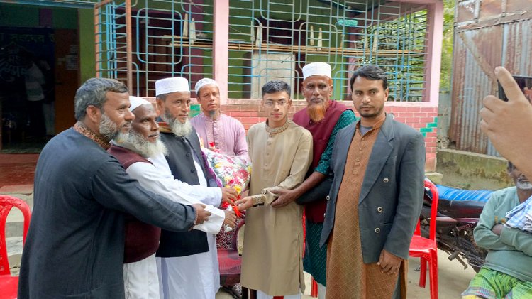 মেডিকেল কলেজের ভর্তি পরীক্ষায় এবার সারা দেশের মধ্যে প্রথম হওয়া নরসিংদীর কৃতী সন্তান জাহাঙ্গীর আলম শান্তকে শুভেচ্ছা জানাচ্ছেন অনেকে। ছবি: আজকের পত্রিকা