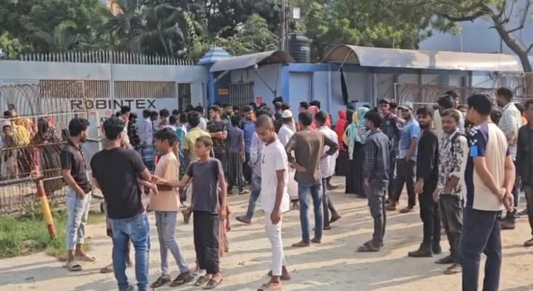 আতঙ্কে শ্রমিকেরা ভবনের বাইরে বের হয়ে আসে। ছবি : আজকের পত্রিকা