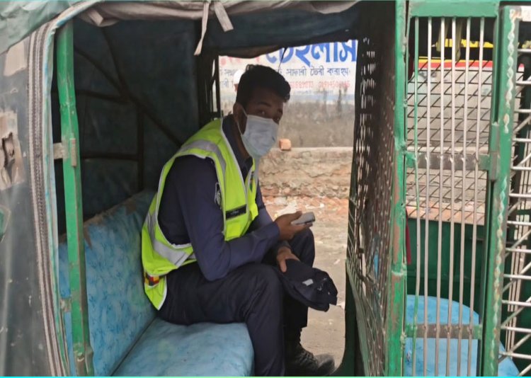 সিএনজির ভেতরে বসে মোবাইল চালাচ্ছেন পুলিশ সদস্য সজীব। ছবি: আজকের পত্রিকা