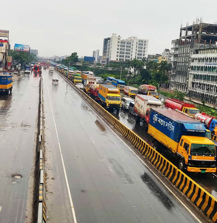 ঢাকা-চট্টগ্রাম মহাসড়কে মাদানীনগর এলাকা থেকে বেলা ১১টায় তোলা। ছবি: আজকের পত্রিকা