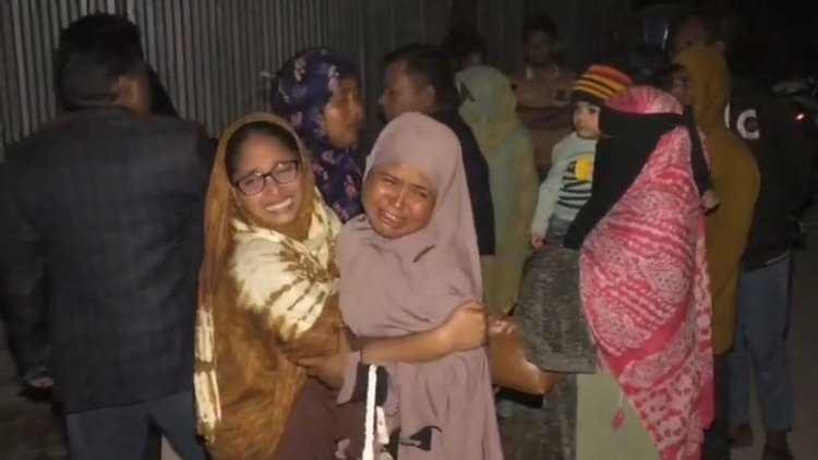 গতকাল শুক্রবার রাতে নারায়ণগঞ্জের কাঞ্চন পৌরসভার ত্রিশকাহনীয়া এলাকায় এ ঘটনা ঘটে। ছবি: আজকের পত্রিকা