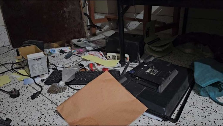 তোলারাম কলেজের শের-ই বাংলা ছাত্রাবাসে ভাঙচুর করা কক্ষ। ছবি: আজকের পত্রিকা