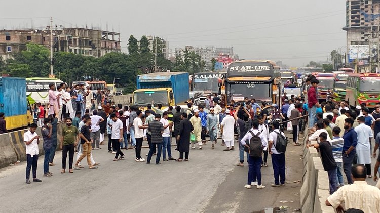 নারায়ণগঞ্জে ঢাকা-চট্টগ্রাম মহাসড়ক অবরোধ এনসিপির। ছবি: আজকের পত্রিকা