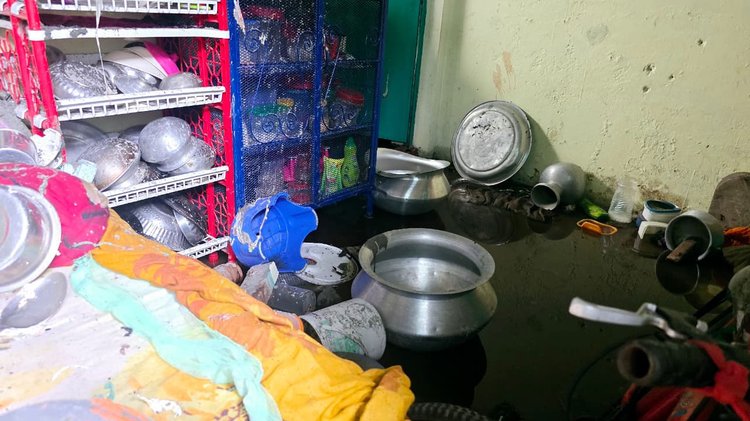 নারায়ণগঞ্জের সিদ্ধিরগঞ্জে জাকির খন্দকারের টিনশেড ভাড়াবাড়ির একটি বাসায় ফ্রিজে শর্ট সার্কিট থেকে আগুন লাগে। ছবি: আজকের পত্রিকা