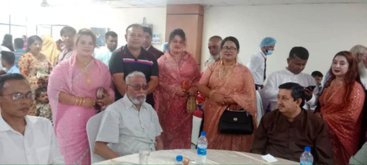খুলনার আওয়ামী লীগের নেতাদের সঙ্গে তন্দ্রা। ছবি: সংগৃহীত