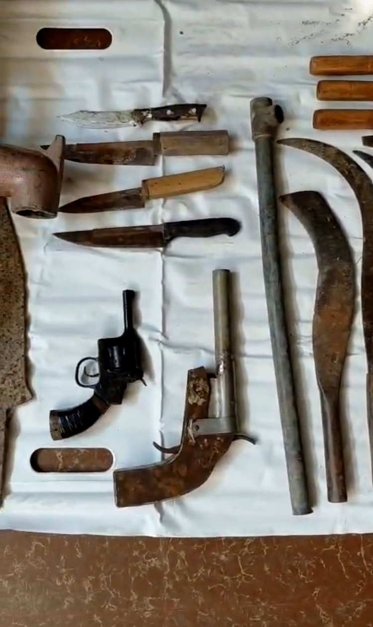 উদ্ধার করা অস্ত্র। ছবি: আজকের পত্রিকা