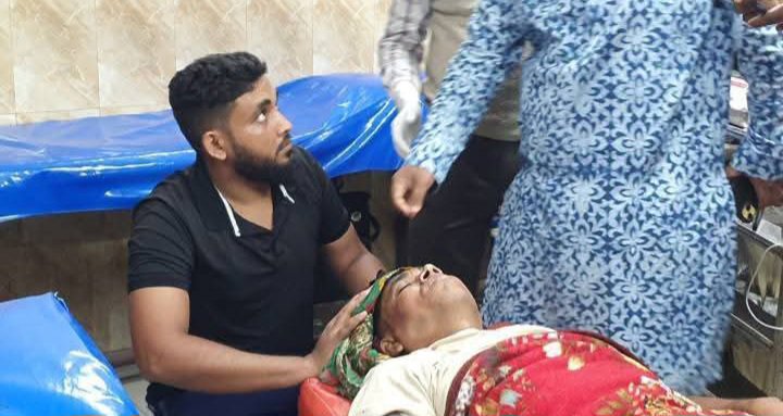 আহত আওয়ামী লীগ নেতাকে হাসপাতালে নেওয়া হয়েছে। ছবি: সংগৃহীত