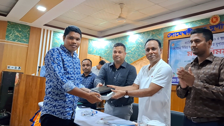 ফ্যামিলি কার্ডের শুমারি কাজে নিয়োজিত তথ্য সংগ্রহকারীদের হাতে মোবাইল ট্যাব বিতরণ করেন ডেপুটি স্পিকার। ছবি: আজকের পত্রিকা