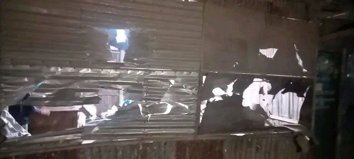 সংঘর্ষের সময় কুপিয়ে একটি ঘর ক্ষতিগ্রস্ত করা হয়। ছবি: আজকের পত্রিকা