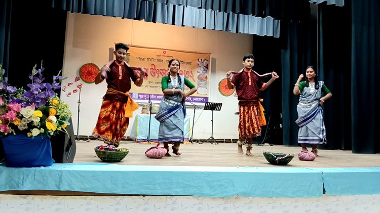 গতকাল বিকেলে দুর্গাপুরে বিরিশিরি ক্ষুদ্র নৃগোষ্ঠীর কালচারাল একাডেমিতে লোকজ নৃত্য পরিবেশন করেন শিল্পীরা। ছবি: আজকের পত্রিকা