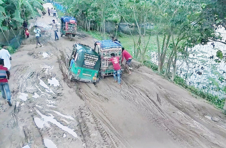 রাজু বাজার-সিধলি সড়কের কালিরায়া গ্রামের সামনে থেকে গত রোববার তোলা। ছবি: আজকের পত্রিকা
