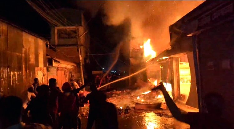 গতকাল রাত ১০টার দিকে বড়বাজারে আগুন লাগলে ফায়ার সার্ভিসের পাঁচটি ইউনিট আগুন নিয়ন্ত্রণের চেষ্টা করে। ছবি: আজকের পত্রিকা