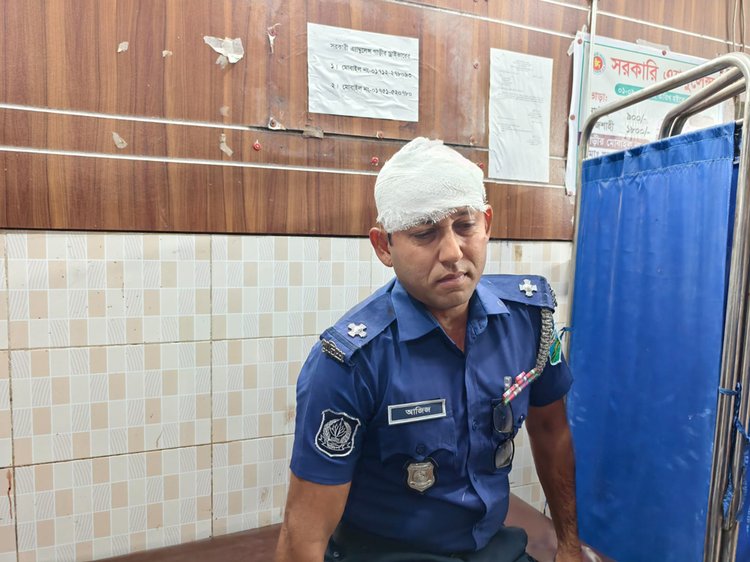 নাটোরের গুরুদাসপুরে রসুনহাট এলাকায় বিএনপির দুই পক্ষের সংঘর্ষ থামাতে গিয়ে আহত পুলিশ সদস্য আজিজকে হাসপাতালে ভর্তি করা হয়। ছবি: আজকের পত্রিকা