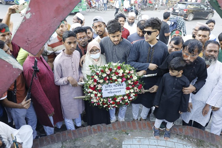 রোববার সকালে নূর হোসেন শ্রদ্ধা জানান পরিবারের সদস্যরা। ছবি: আজকের পত্রিকা