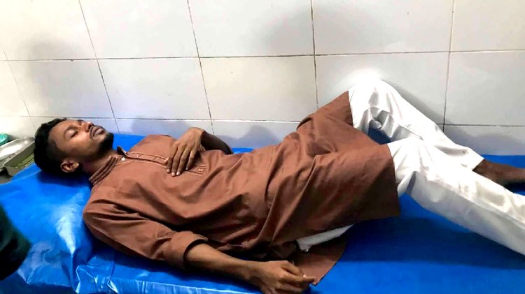 সংঘর্ষে আহত ব্যক্তি। ছবি: আজকের পত্রিকা