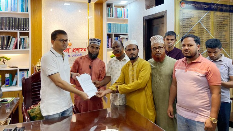 নোয়াখালীর কোম্পানীগঞ্জে নিরবচ্ছিন্ন বিদ্যুৎ সরবরাহ নিশ্চিতের দাবিতে বিক্ষোভ ও স্মারকলিপি দেন স্থানীয়রা। ছবি: আজকের পত্রিকা
