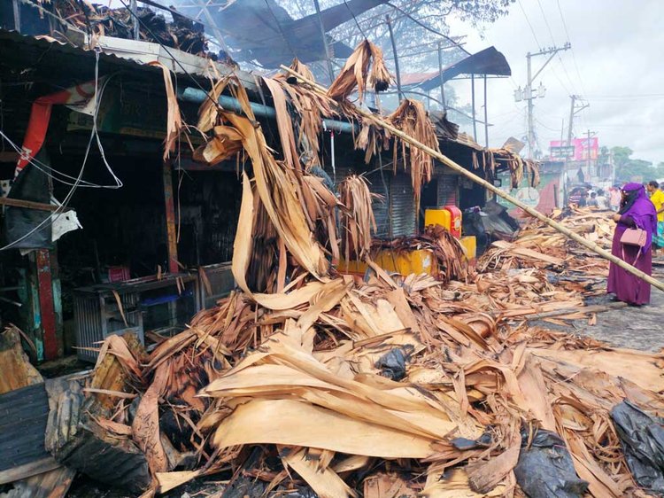 নোয়াখালীর সেনবাগ উপজেলার মোহাম্মদপুর ইউনিয়নের সেবারহাট বাজারে ভয়াবহ অগ্নিকাণ্ড। ছবি: আজকের পত্রিকা
