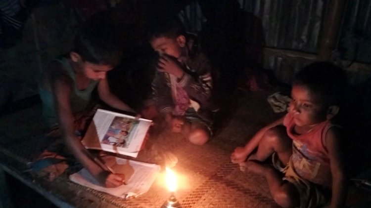 আয়েশা বেগমের তিন সন্তান। ছবি: আজকের পত্রিকা