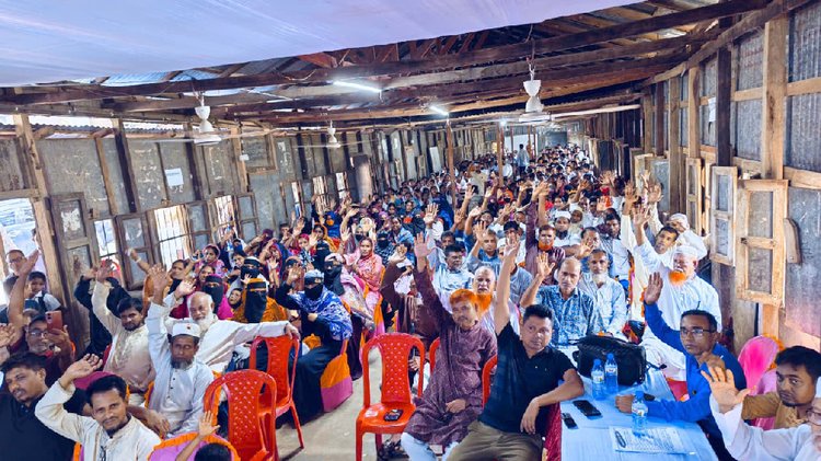 ইউএনওর আহ্বানে বিদ্যালয়ের শিক্ষার্থী, অভিভাবক ও শিক্ষকেরা হাত তুলে মোবাইল ব্যবহার না করার অঙ্গীকার করেন। ছবি: আজকের পত্রিকা