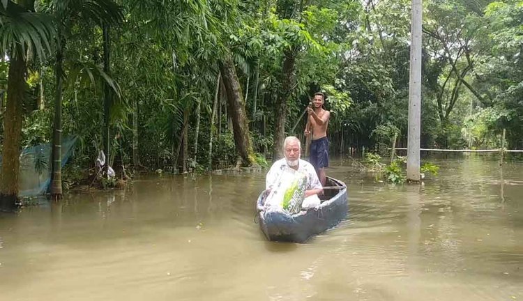 পৌর এলাকা ও আশপাশের কিছু উঁচু এলাকা থেকে আগের বৃষ্টির পানি কিছুটা নামলেও রোববার রাতের বৃষ্টিতে পুনরায় ওই সব এলাকায় জলাবদ্ধতা দেখা দিয়েছে। ছবি: আজকের পত্রিকা