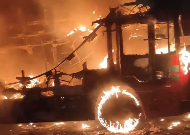 আগুনে পুড়ে যাওয়া বাস। ছবি: আজকের পত্রিকা