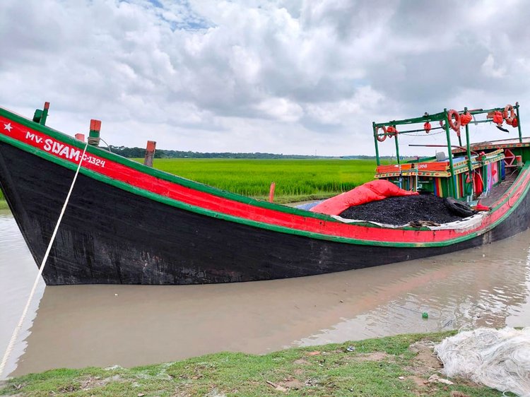 চোরাই কয়লাবোঝাই জব্দ করা ট্রলার। ছবি: আজকের পত্রিকা