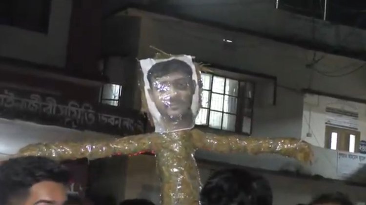 এনসিপি নেতা নাসীরুদ্দীন পাটওয়ারীর কুশপুত্তলিকা পোড়ানো হয়। ছবি: আজকের পত্রিকা