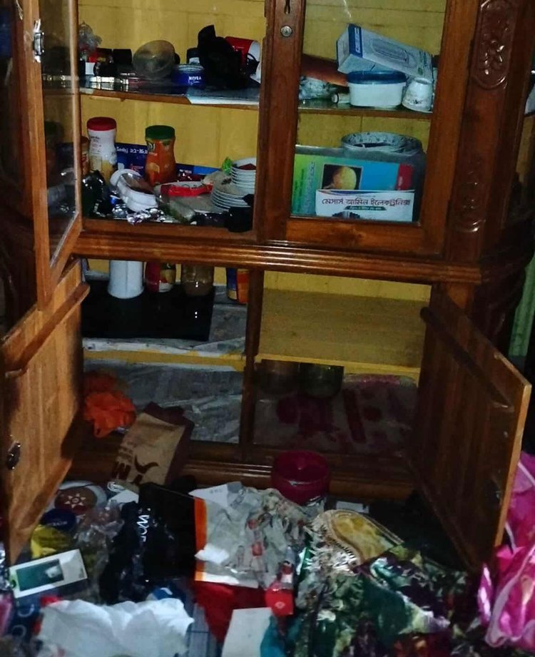 ডাকাতির ঘটনায় তছনছ আসবাব। ছবি : সংগৃহীত
