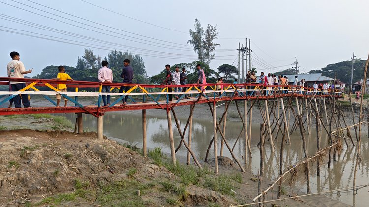 পুরোনো সাঁকোর বদলে কাঠের সেতু নির্মাণ করে দিয়েছে উপজেলা প্রশাসন। ছবি: আজকের পত্রিকা