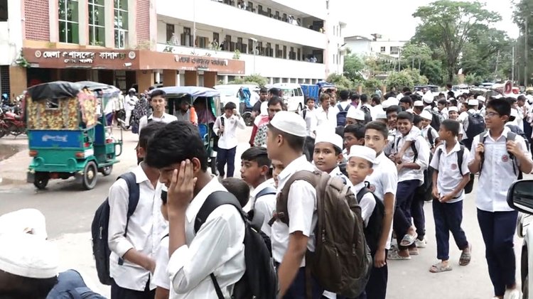 জলাবদ্ধতা নিরসন ও সড়ক মেরামতের দাবিতে আল ফারুক স্কুলের শিক্ষক, শিক্ষার্থী ও অভিভাবকেরা জেলা প্রশাসক কার্যালয়ের সামনে বিক্ষোভ করে। ছবি: আজকের পত্রিকা